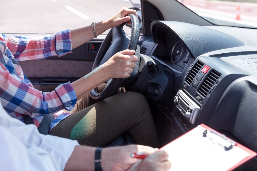 Körlärare på trafikskola lär ut körlektion i Kungälv på intensivkurs för körkort