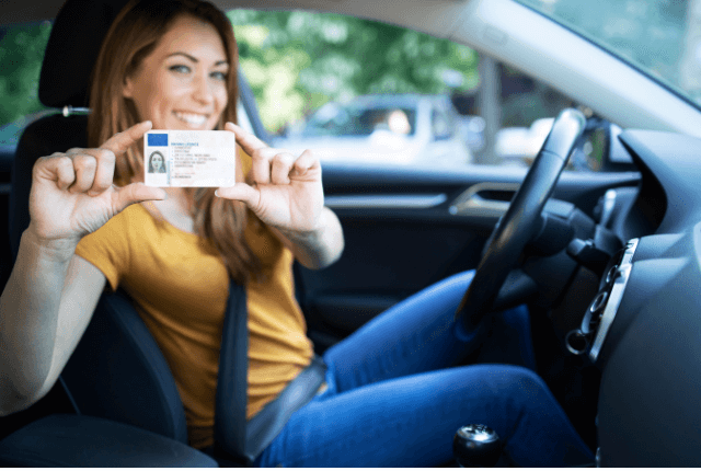 Gå intensivkurs i körning för att få körkort med Tibros trafikskola